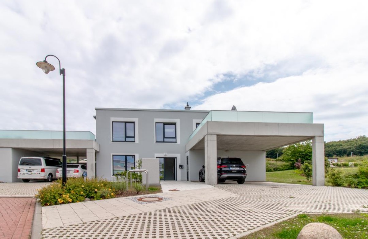 Appartement Kranich - Deine-Ferien - Auffahrt und Carport